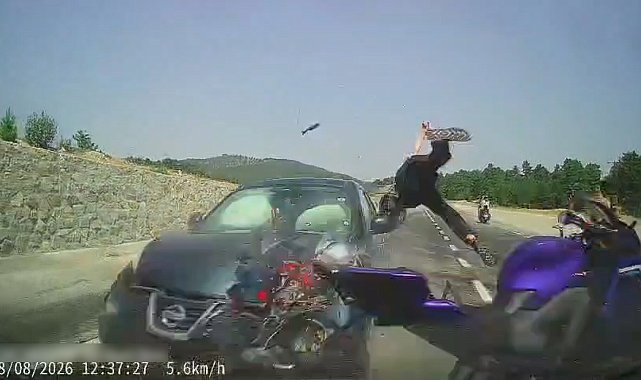 Kütahya'da iki otomobil ile motosikletin karıştığı kaza kamerada: 4 yaralı