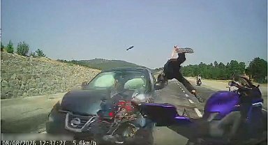 Kütahya'da iki otomobil ile motosikletin karıştığı kaza kamerada: 4 yaralı