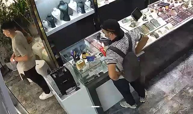 Kuyumcudan bilezik çalan şüpheliyi esnaf yakaladı; o anlar kamerada
