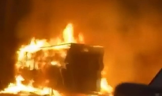Kuzey Marmara Otoyolu'nda saman yüklü TIR'ın dorsesi alev alev yandı
