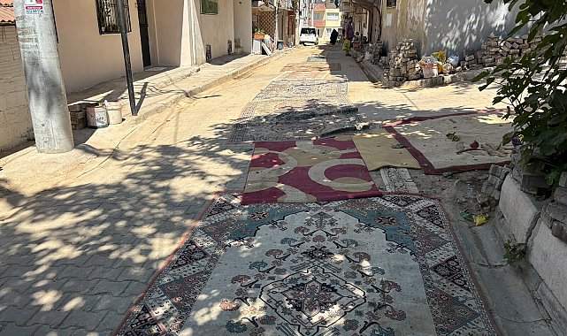 Mahalleli tozdan korunmak için onarılmayan yollara halı serdi