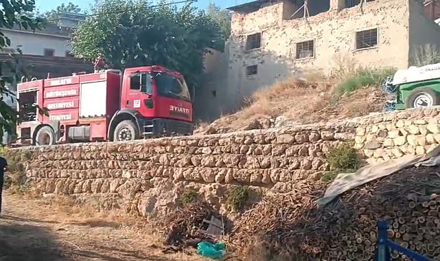 Malatya'da bahçe yangını yerleşim yerine sıçradı; 2 ahır, 1 ev zarar gördü