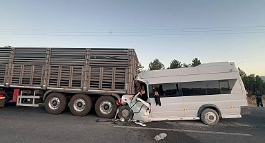 Malatya'da minibüs ile TIR çarpıştı; 18 yaralı