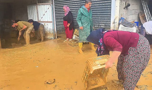 Malatya'da sağanak etkili oldu; ev, depo ve ahırları su bastı
