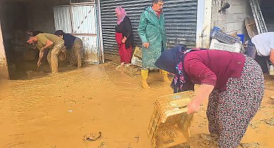 Malatya'da sağanak etkili oldu; ev, depo ve ahırları su bastı
