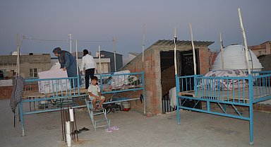Mardin'de kavurucu sıcaklarda 'dam palas' keyfi
