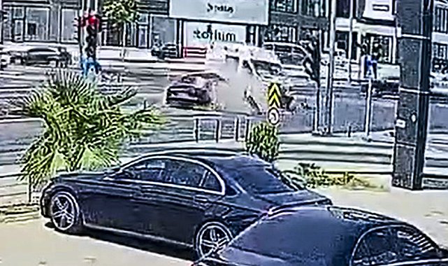 Mersin'de ambulans ile otomobilin çarpışması kamerada; 3'ü sağlık çalışanı 5 yaralı