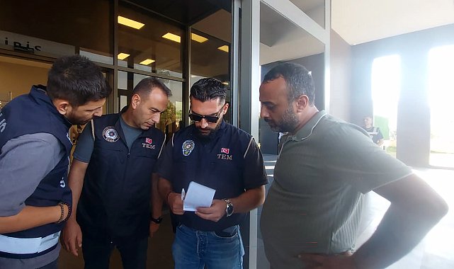 Mersin'in Taşucu Limanı'nda ekipler hazırlık yapıyor