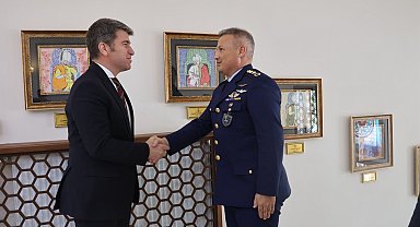 Merzifon 5'inci Ana Jet Üs Komutanı olarak atanan Alper Gezeravcı, Vali Bakan'ı ziyaret etti