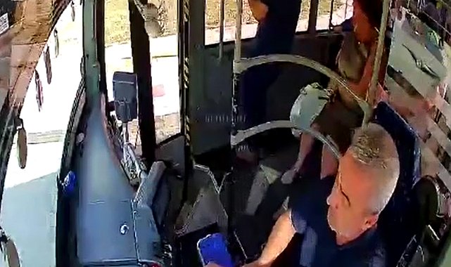Midibüsünde fenalaşan yolcuyu hastaneye yetiştirdi