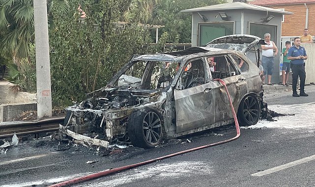 Milas'ta seyir halindeki otomobil yandı