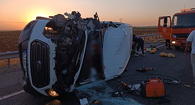Minibüs, kavun yüklü traktöre arkadan çarptı: 2 ölü, 6 yaralı