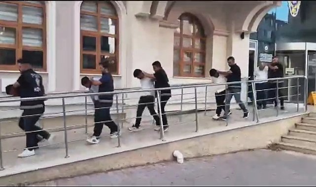 Minibüsün camını kırıp, para ve altınları çalan kar maskeli 5 şüpheli tutuklandı