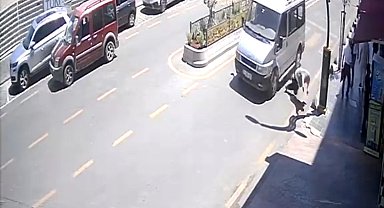 Minibüsün çarptığı yaya yaralandı; kaza kamerada