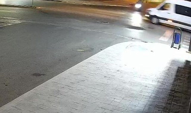 Minibüsün motosiklete çarptığı kaza kamerada