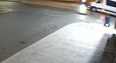 Minibüsün motosiklete çarptığı kaza kamerada