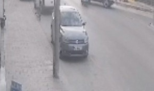 Motosiklet ile otomobilin çarpıştığı kaza kamerada