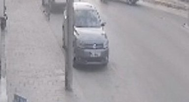 Motosiklet ile otomobilin çarpıştığı kaza kamerada