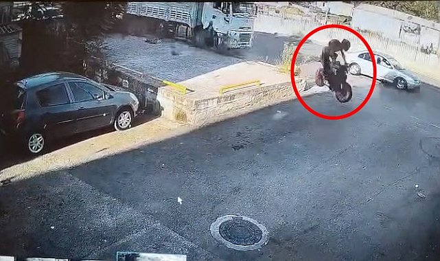 Motosiklet sürücüsünün öldüğü kazada kaldırımdaki yaya son anda kurtuldu; o anlar kamerada