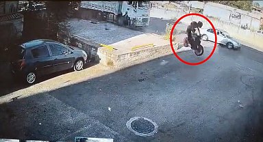 Motosiklet sürücüsünün öldüğü kazada kaldırımdaki yaya son anda kurtuldu; o anlar kamerada
