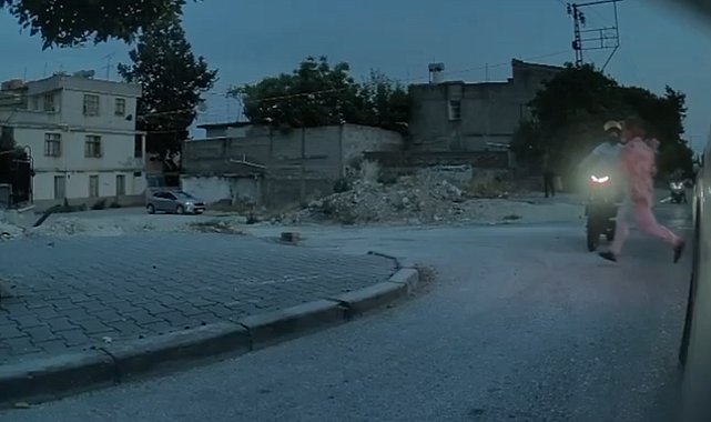 Motosikletin çarptığı kadın, ayağa kalkıp koşarak uzaklaştı