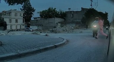Motosikletin çarptığı kadın, ayağa kalkıp koşarak uzaklaştı