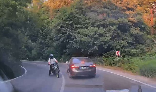Motosikletin otomobile çarptığı kaza, araç içi kamerasında
