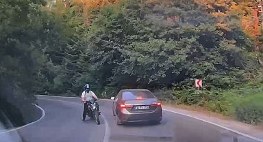 Motosikletin otomobile çarptığı kaza, araç içi kamerasında