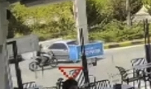 Motosikletin otomobile çarptığı kaza kamerada; 2 yaralı