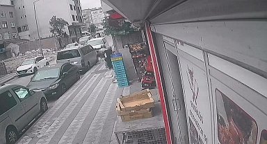 Motosikletli şüpheli kuyumcudan çıkan kadına gasp girişiminde bulundu