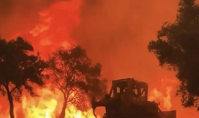 Muğla'da evlere yaklaşan alevleri dozeriyle durdurmaya çalıştı
