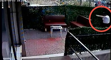Nefes borusuna cisim kaçan kadın, Heimlich manevrasıyla kurtarıldı; o anlar kamerada