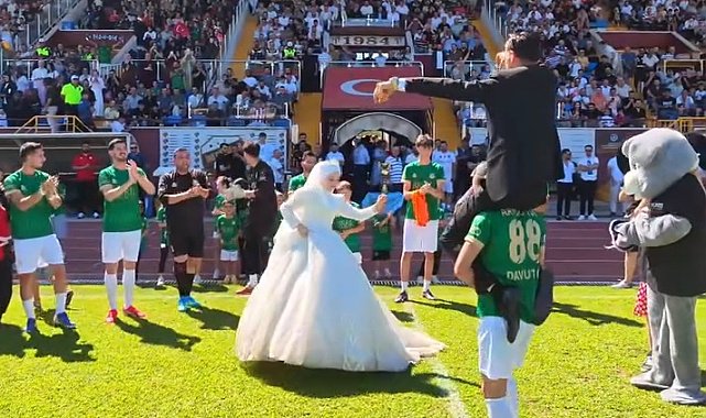Nikahtan sonra tribünde takımlarını destekleyen çift, maç sonunda sahada çiftetelli oynadı
