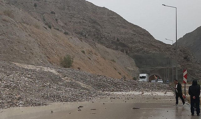 Oltu'da sağanak sele dönüştü, kara yolu ulaşıma kapandı