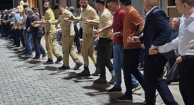 Orman ekipleri, yangını söndürdükten sonra düğünde halay çekti