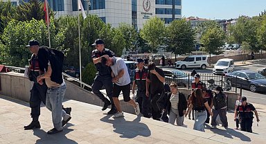 Ormana götürdükleri kişiye kadın kıyafeti giydirip videosunu çeken 6 şüpheli gözaltına alındı