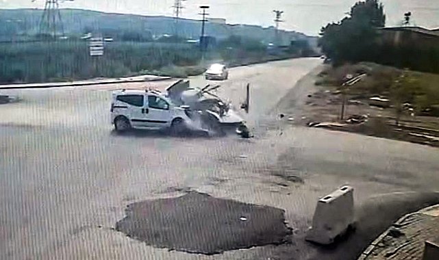 Osmaniye'de otomobil ile hafif ticari aracın çarpıştığı kaza kamerada: 2 yaralı