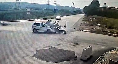 Osmaniye'de otomobil ile hafif ticari aracın çarpıştığı kaza kamerada: 2 yaralı