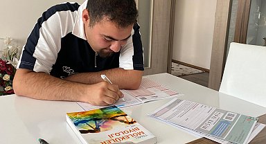 Otizmli Deniz Zekai, evde çalışarak moleküler biyoloji ve genetik bölümünü kazandı