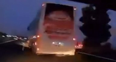 Otobüs aniden şerit değiştirdi, kaza yapan otomobildekilerin yaşadığı korku kameraya yansıdı