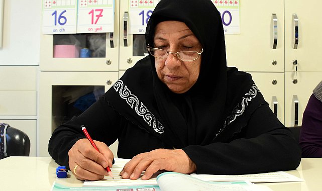 Otobüs durağında sorduğu soruya aldığı cevapla 56 yaşında okul sıralarına döndü