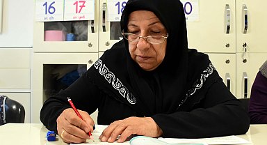Otobüs durağında sorduğu soruya aldığı cevapla 56 yaşında okul sıralarına döndü