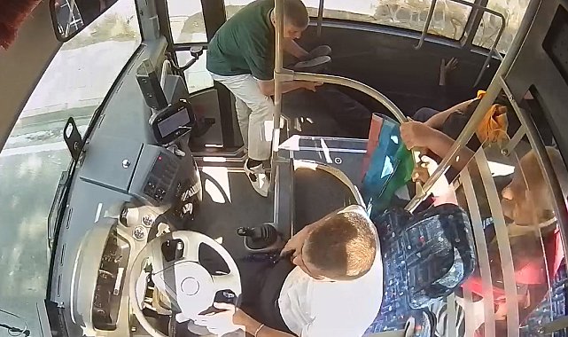 Otobüste rahatsızlanan yolcuyu şoför hastaneye yetiştirdi; o anlar kamerada
