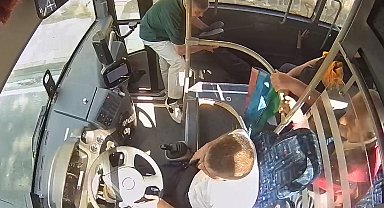 Otobüste rahatsızlanan yolcuyu şoför hastaneye yetiştirdi; o anlar kamerada