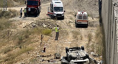 Otomobil, 15 metreden uçtu; sürücü öldü, eşi ve 2 çocuğu yaralandı