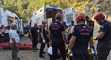 Otomobil, 50 metre yükseklikten dere yatağına düştü: 1 ölü, 1 yaralı