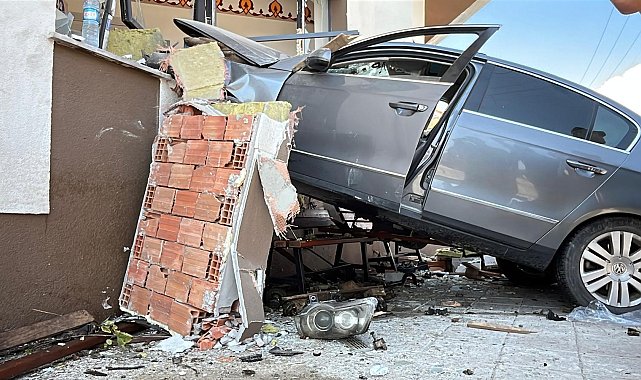 Otomobil caminin duvarına çarptı: 2 yaralı