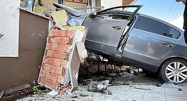 Otomobil caminin duvarına çarptı: 2 yaralı