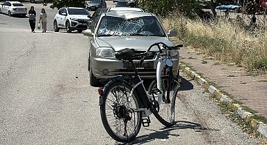 Otomobil ile elektrikli bisiklet çarpıştı; 1 ağır yaralı
