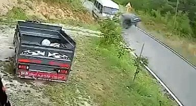 Otomobil ile işçi servisinin çarpıştığı kaza kamerada: 4 yaralı